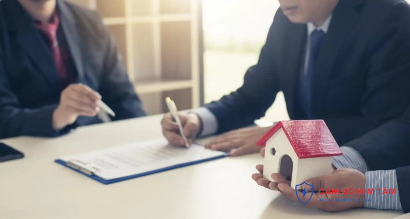 Cầm sổ đỏ không chính chủ: Những điều cần biết và rủi ro tiềm ẩn