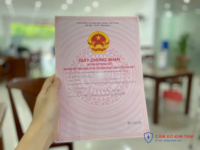 Hướng dẫn nhận cầm sổ đỏ an toàn và hiệu quả tại Việt Nam