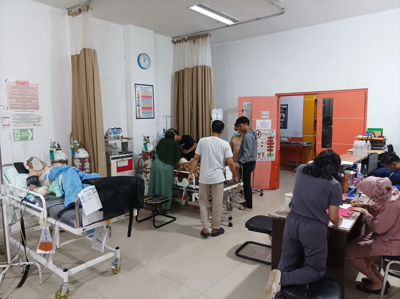 Điều trị cho nạn nhân bị thương trong vụ nổ tại bệnh viện ở Morowali, Indonesia, ngày 25/12/2023. (Ảnh: THX/TTXVN)