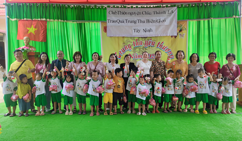 Câu lạc bộ thiện nguyện Châu Thành tổ chức Trung thu cho các em thiếu nhi