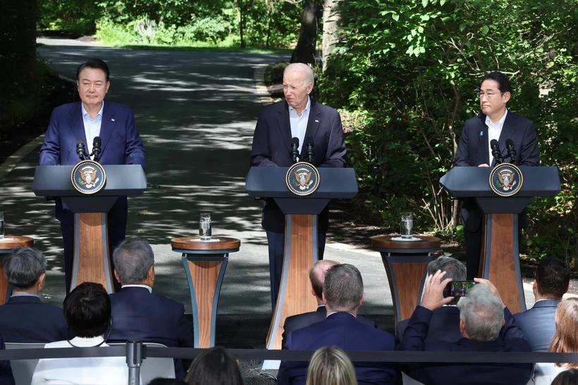Tổng thống Hàn Quốc Yoon Suk Yeol, Tổng thống Mỹ Joe Biden và Thủ tướng Nhật Bản Fumio Kishida trong cuộc họp báo chung sau Hội nghị thượng đỉnh ba bên ở Trại David, bang Maryland (Mỹ) ngày 18/8/2023. (Ảnh: YONHAP/TTXVN)