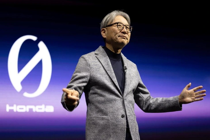 Ông Toshihiro Mibe, CEO Honda, giới thiệu Honda 0 Series và các mẫu xe ý tưởng mới Saloon và Space-Hub tại CES 2024 - Ảnh: Honda