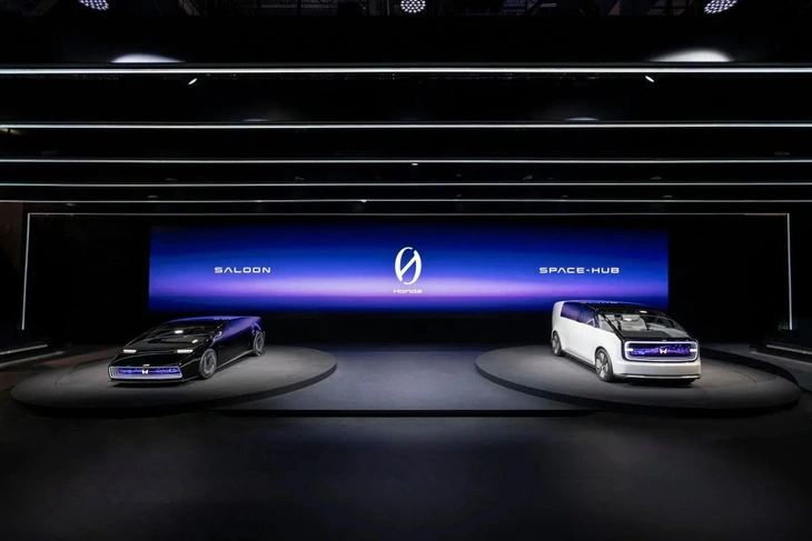 Honda 0 Series là dòng xe điện mới sẽ được ra mắt trên toàn cầu năm 2026. Hai mẫu xe concept - Saloon và Space-Hub - đã được ra mắt tại CES 2024. Chiếc Saloon (trái) có thể thay đổi thiết kế để phù hợp với việc sản xuất thương mại. Hãng hứa hẹn sẽ thay đổi 