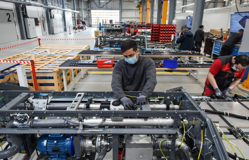 Công nhân làm việc tại một Nhà máy ở Herten, Đức. (Ảnh: AFP/TTXVN)