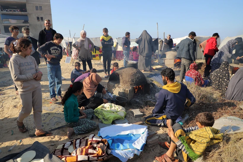 Người dân bị mất nhà cửa trong các cuộc xung đột sơ tán tới khu lều tạm ở Rafah, Dải Gaza. (Ảnh: THX/TTXVN)