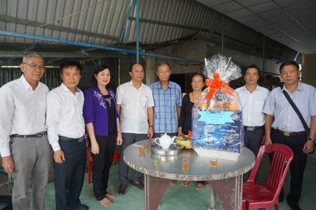 Lãnh đạo tỉnh đi thăm, tặng quà cho gia đình chính sách tại Vĩnh Hưng