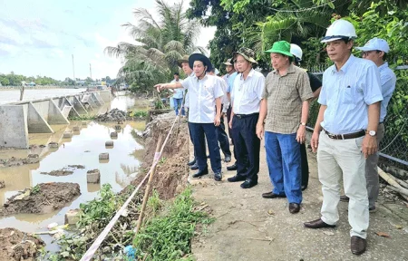 Ðẩy nhanh tiến độ công trình kè chống sạt lở sông Ô Môn 