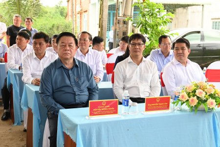 Trưởng Ban Tuyên giáo Trung ương Nguyễn Trọng Nghĩa tặng nhà tình nghĩa cho gia đình chính sách tại Tây Ninh
